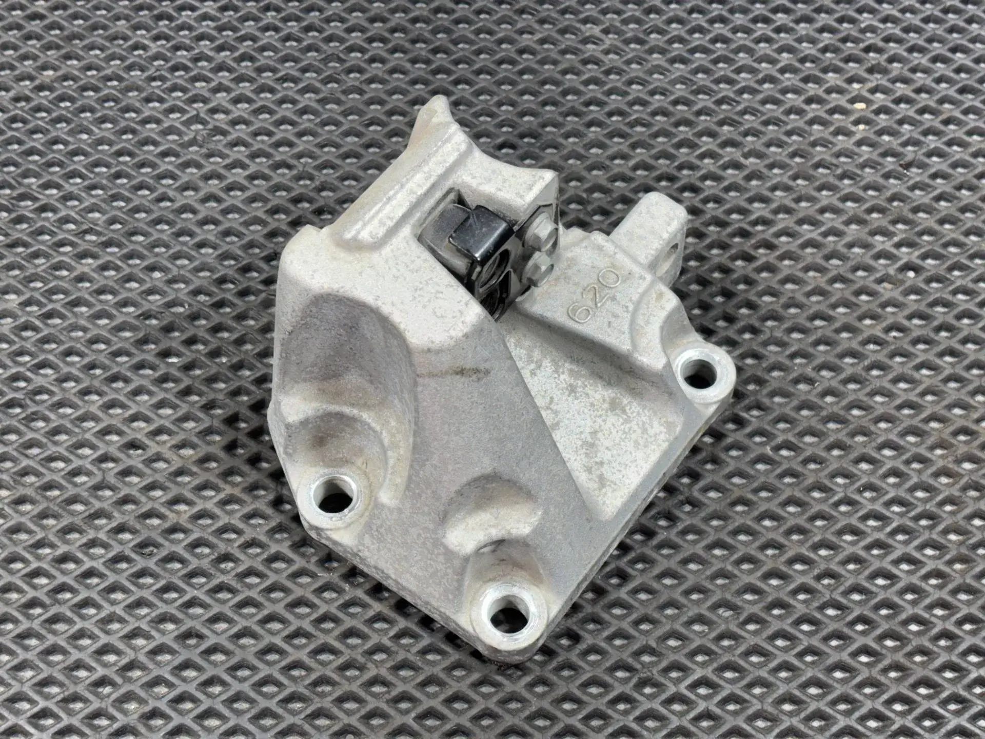 Кронштейн двигателя 21830L1250, 21832L1250, 21835-L1100