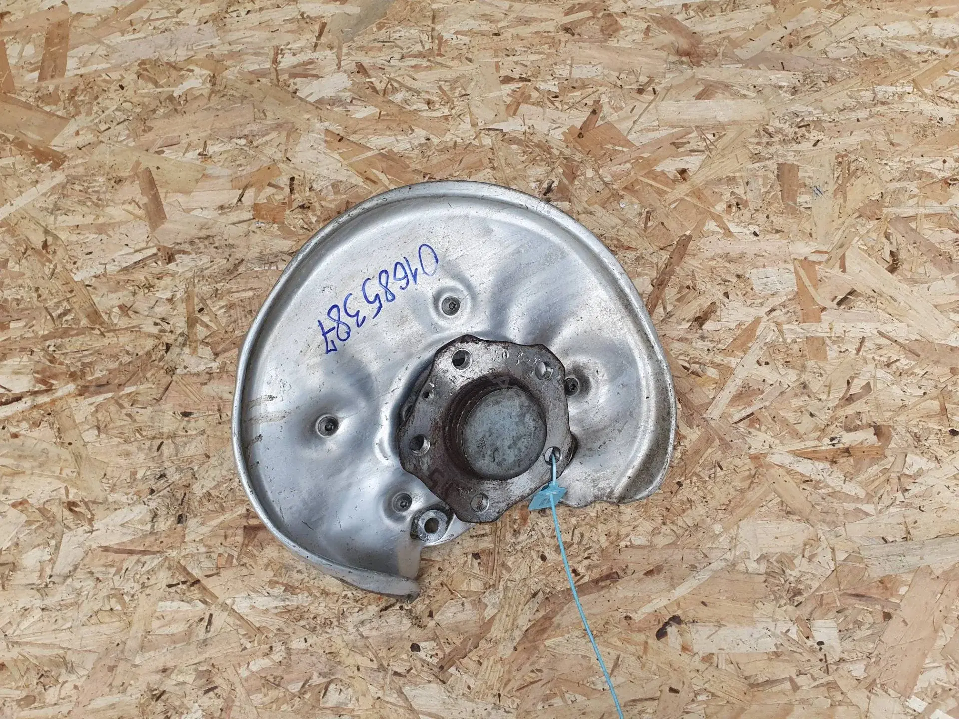 Поворотный кулак 8W0505431T