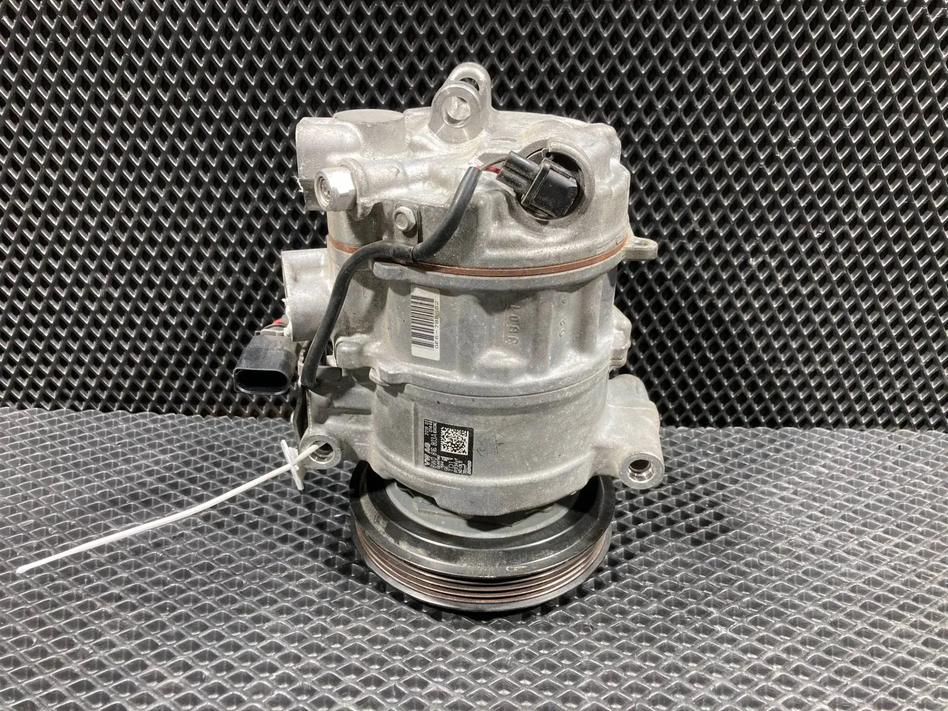 Компрессор кондиционера 8W0816803A