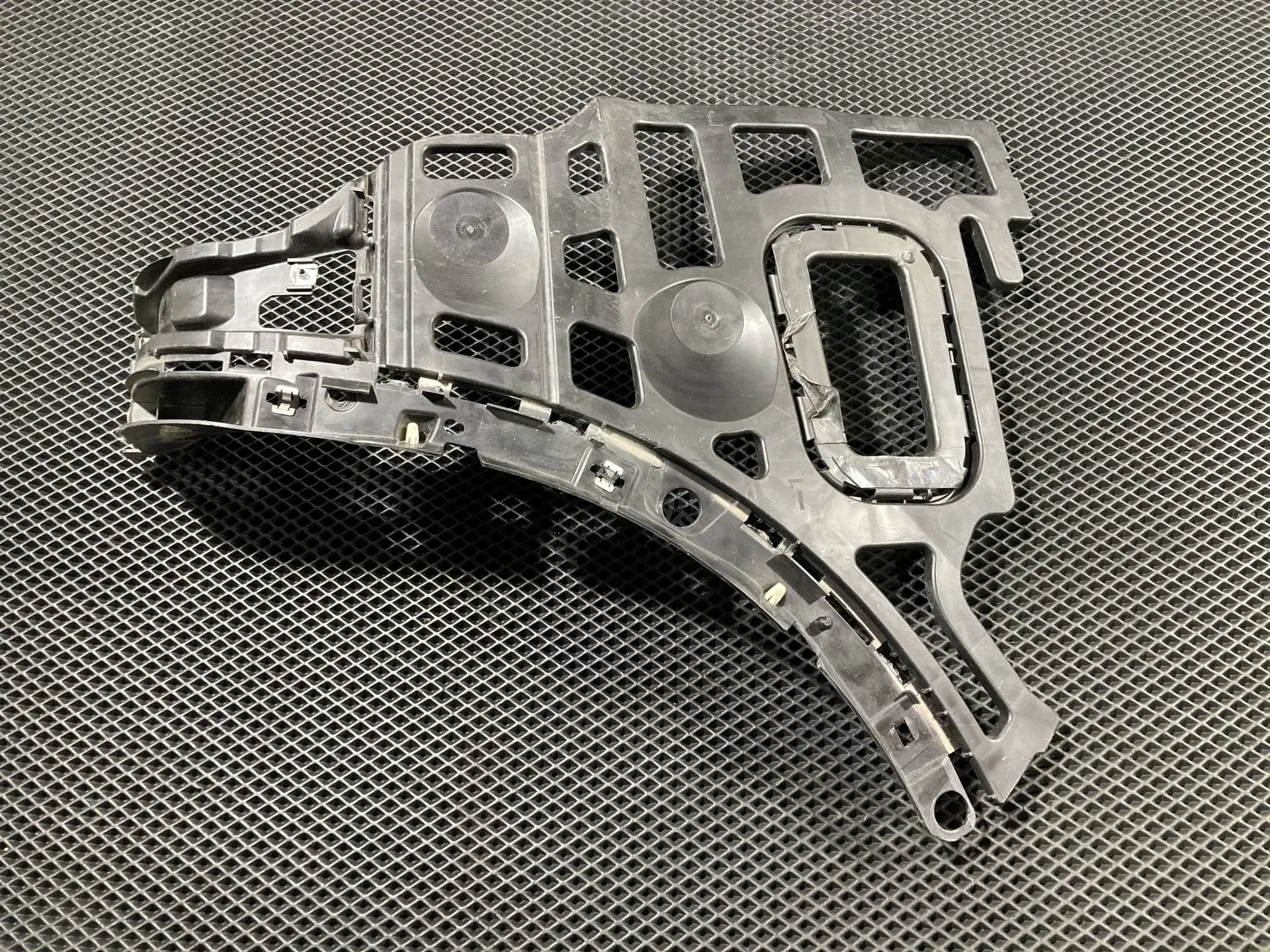 Кронштейн-направляющая бампера 7P5807378A, 7P5807772A
