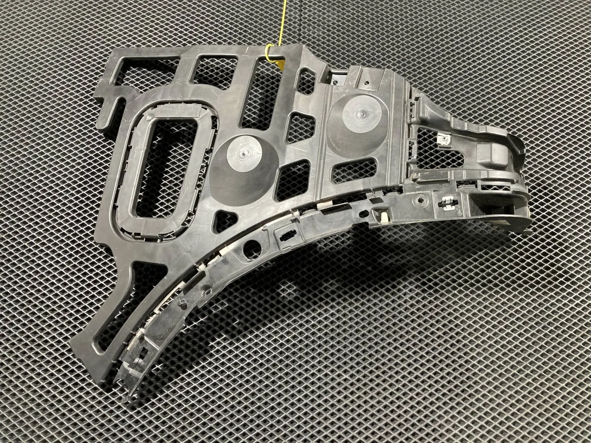 Кронштейн-направляющая бампера 7P5807377A, 7P5807771A
