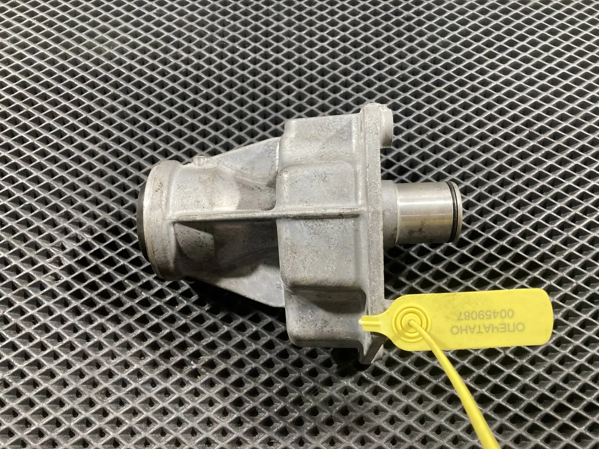 Кронштейн полуоси DW933A040AA