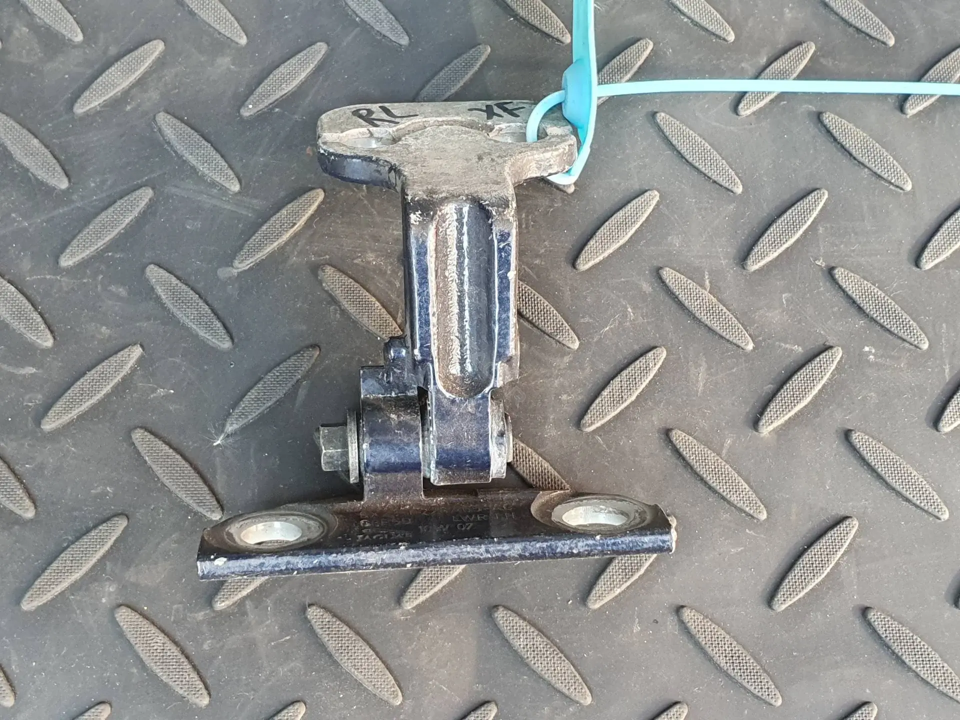 Петля двери 8X23-F228A65-AC