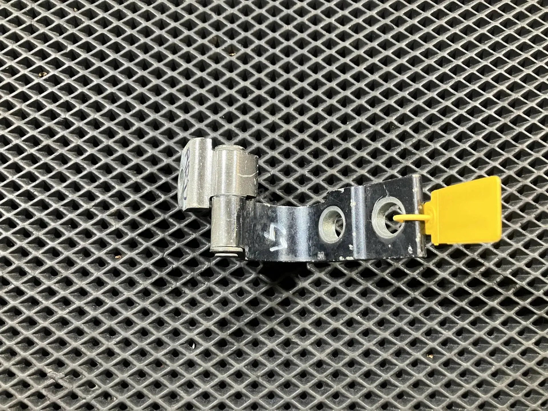 Петля двери 6877030140