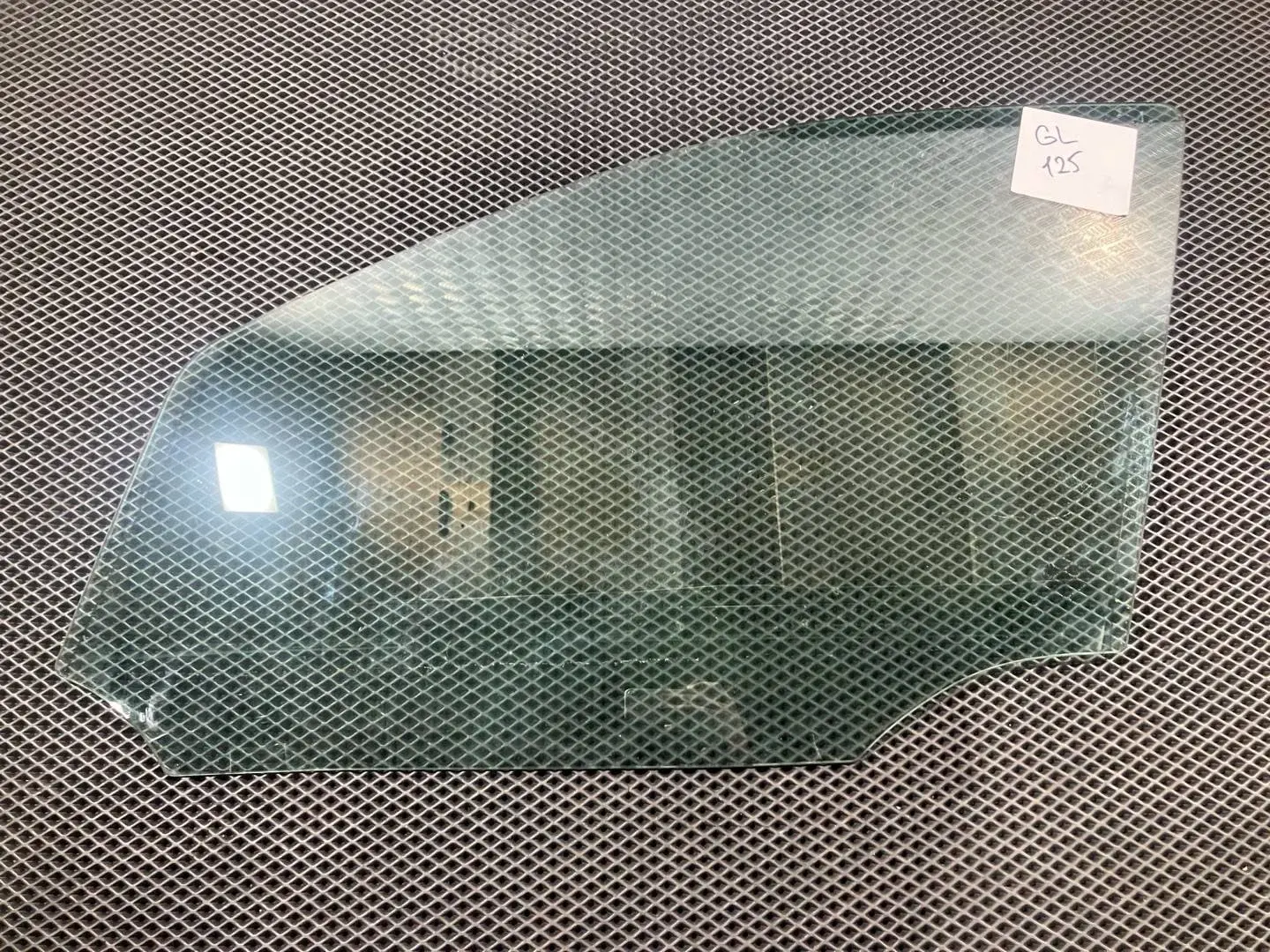 Стекло двери A1647250910