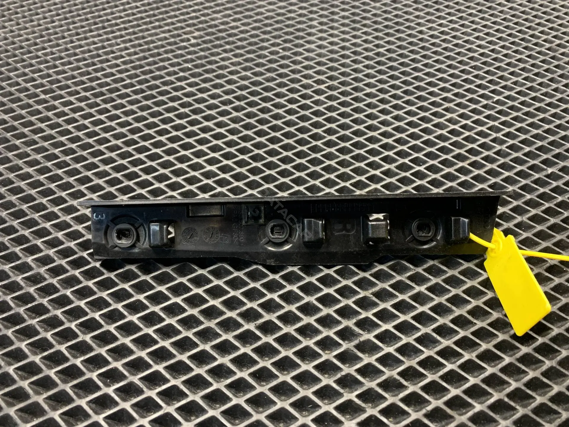 Кронштейн-направляющая бампера 4G8807890