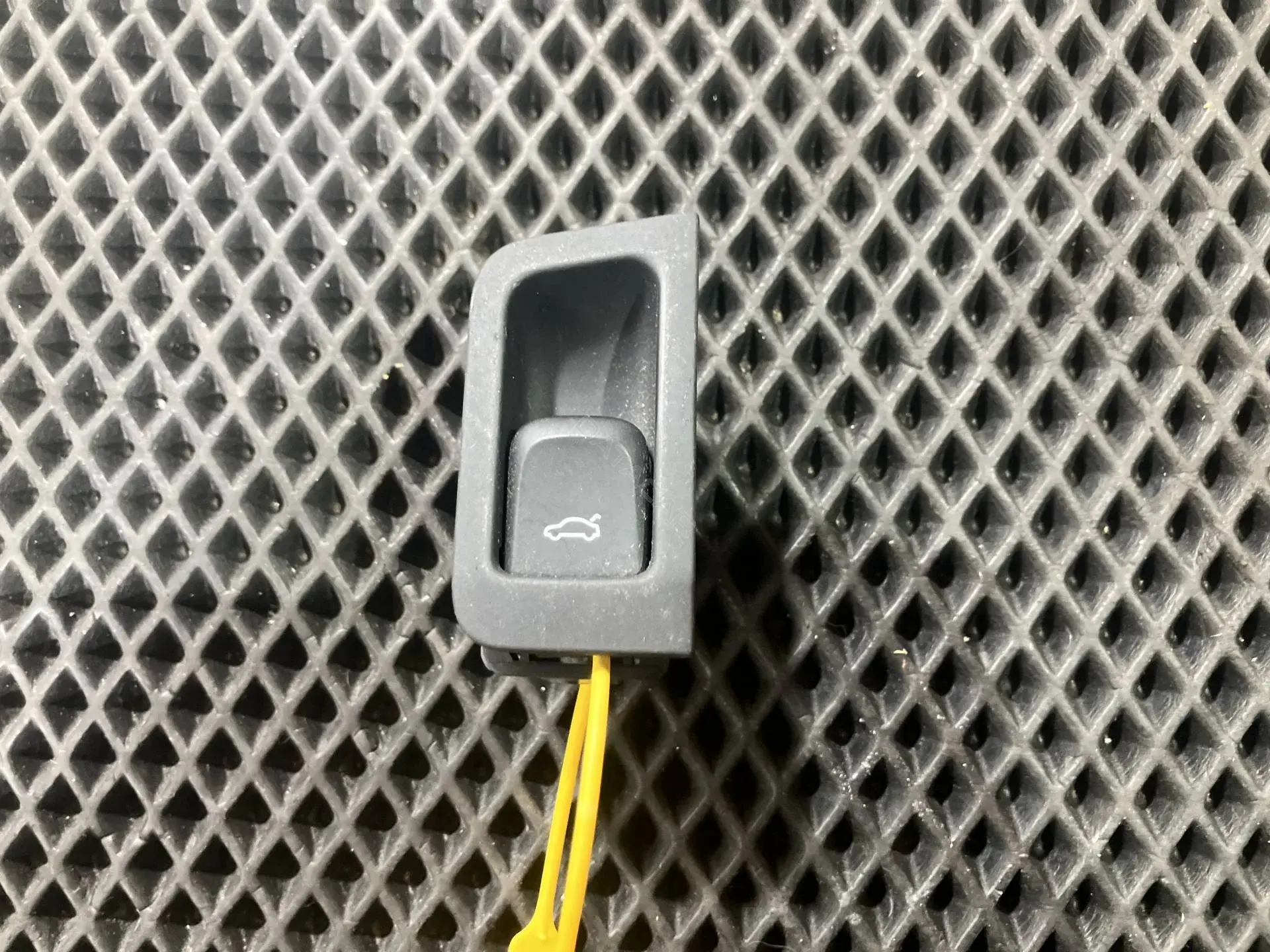 Кнопка крышки багажника 4G8959829