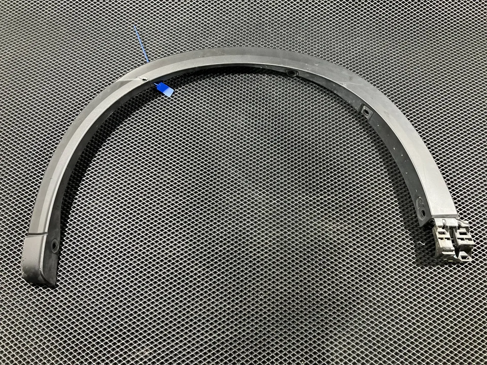 Молдинг крыла KB7W51W31