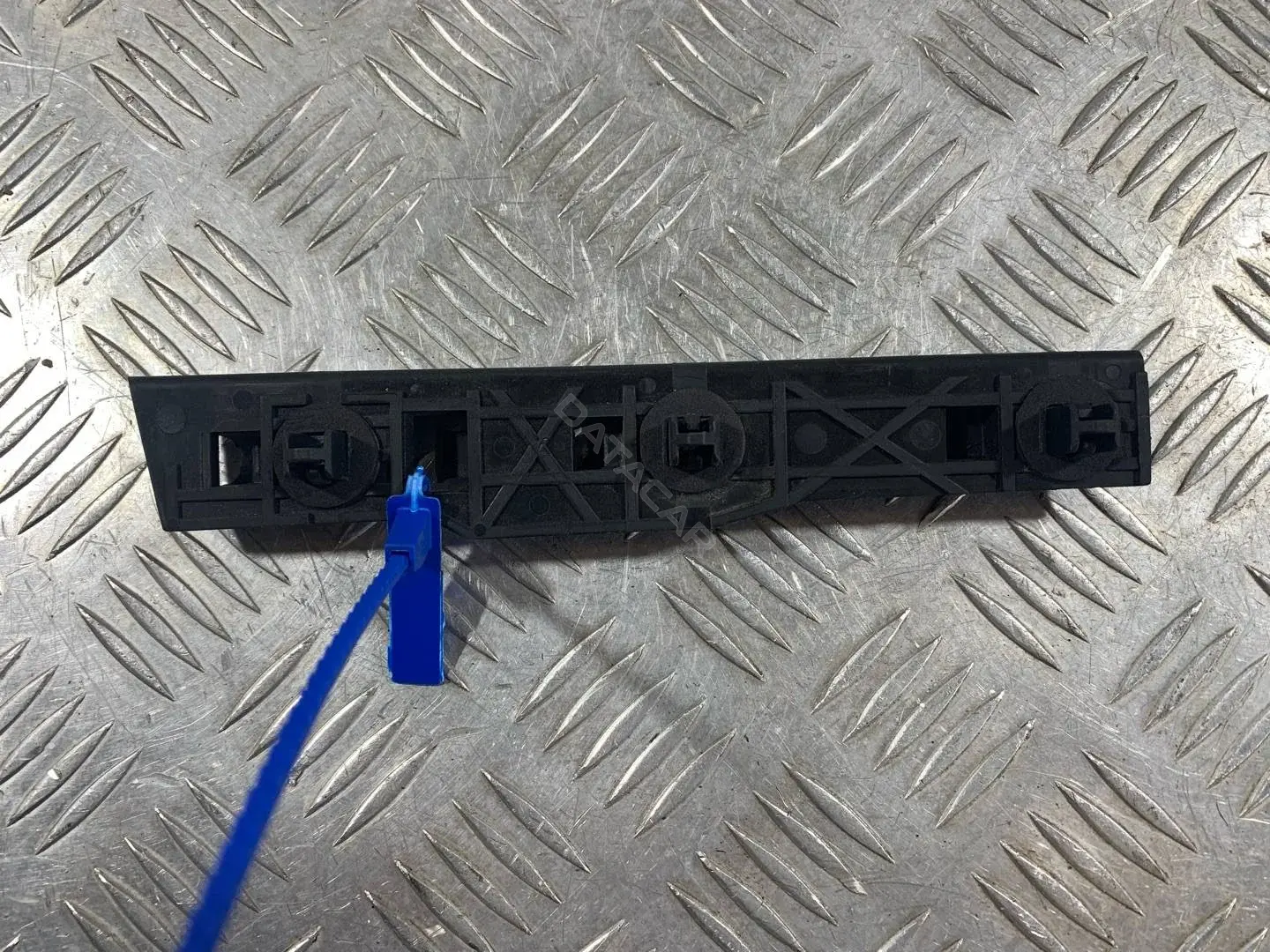 Кронштейн-направляющая бампера 4G8807890