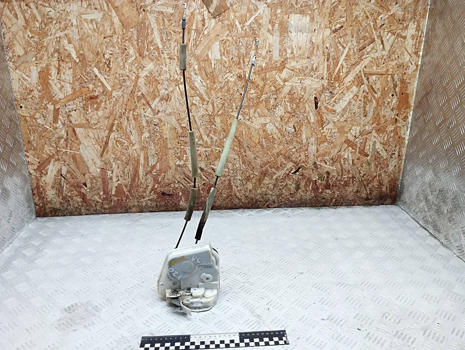 Замок двери 7L04B0307