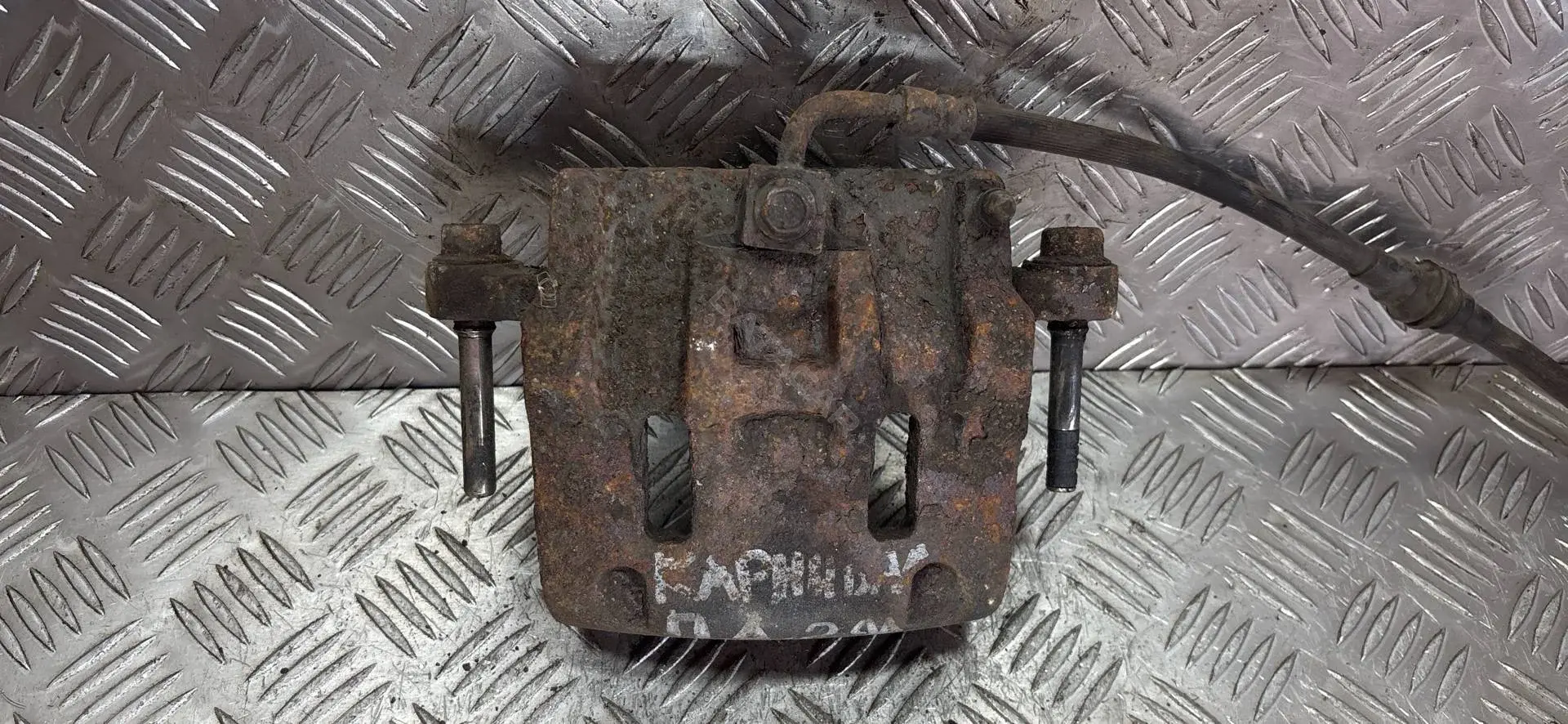 Суппорт тормозной 0K58A33990