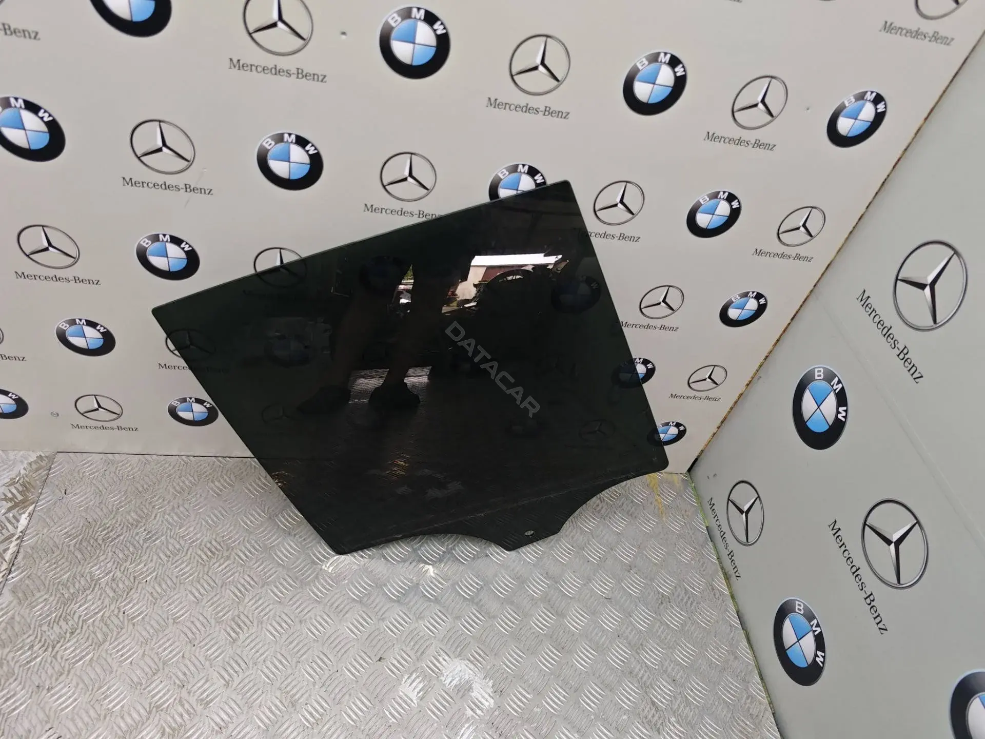 Стекло двери 51357430936