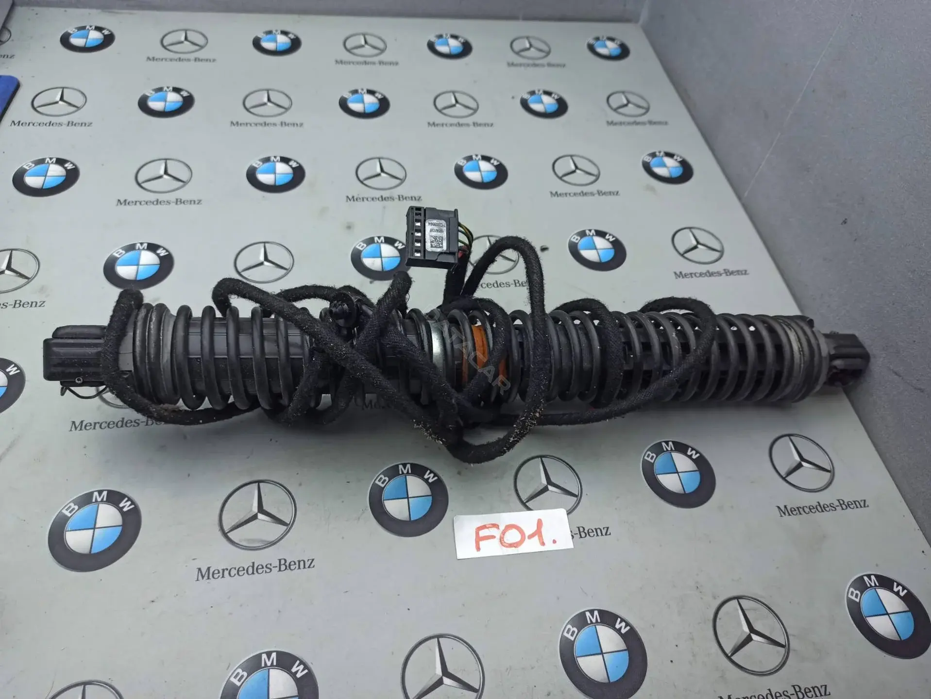 Амортизатор крышки багажника, капота, заднего стекла 7185713