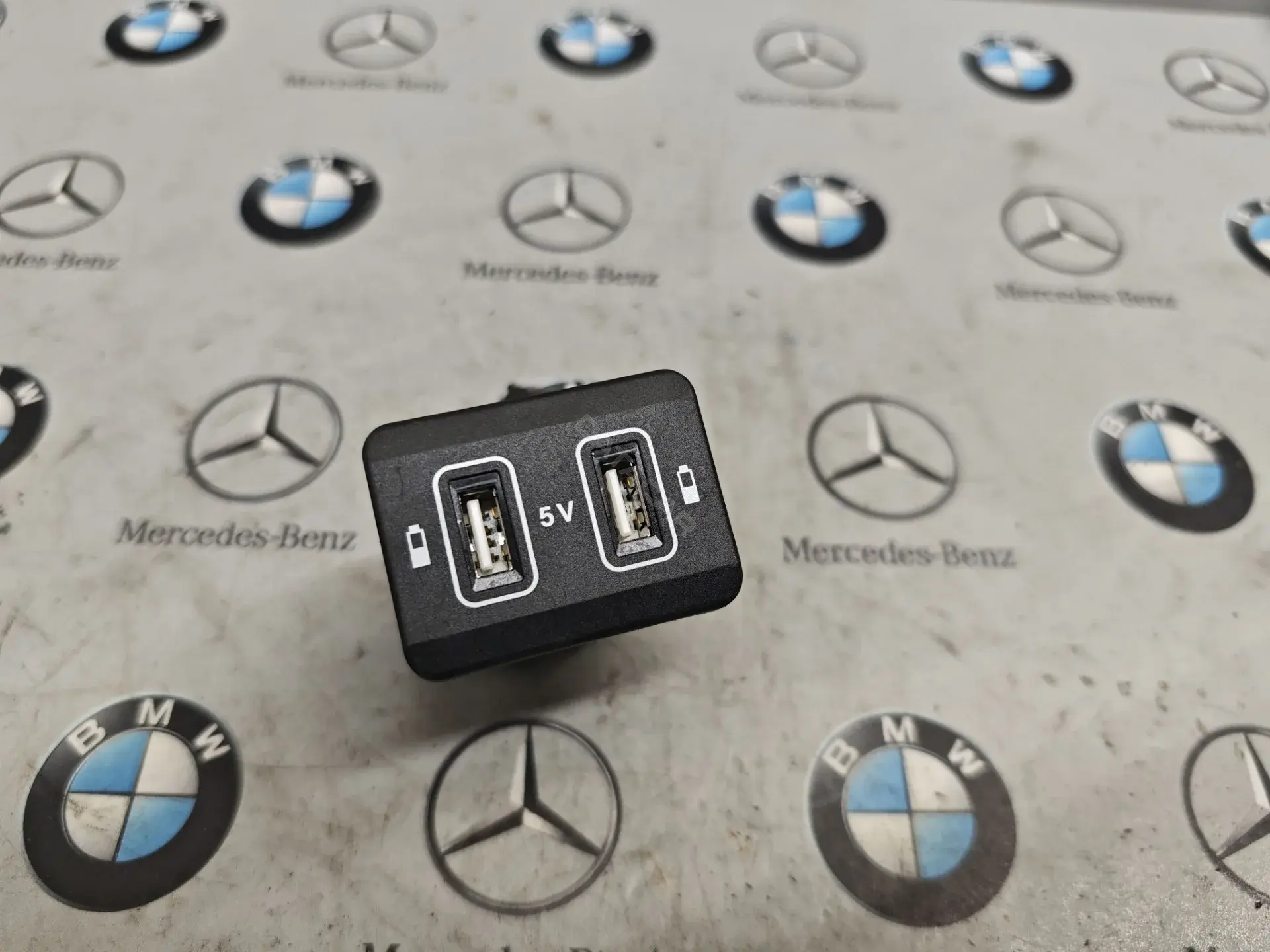Разъем AUX / USB A2058207001