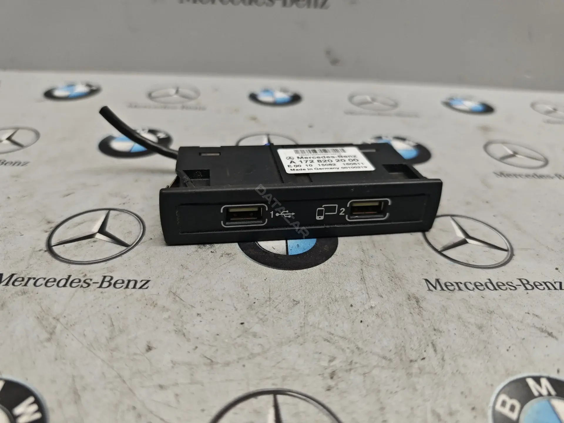 Разъем AUX / USB A1728202000
