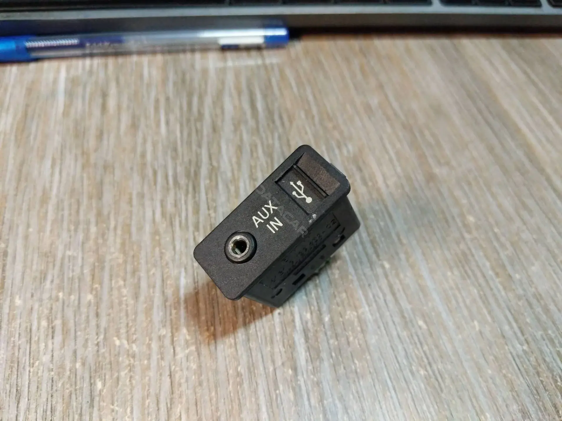 Разъем AUX / USB 61319129652