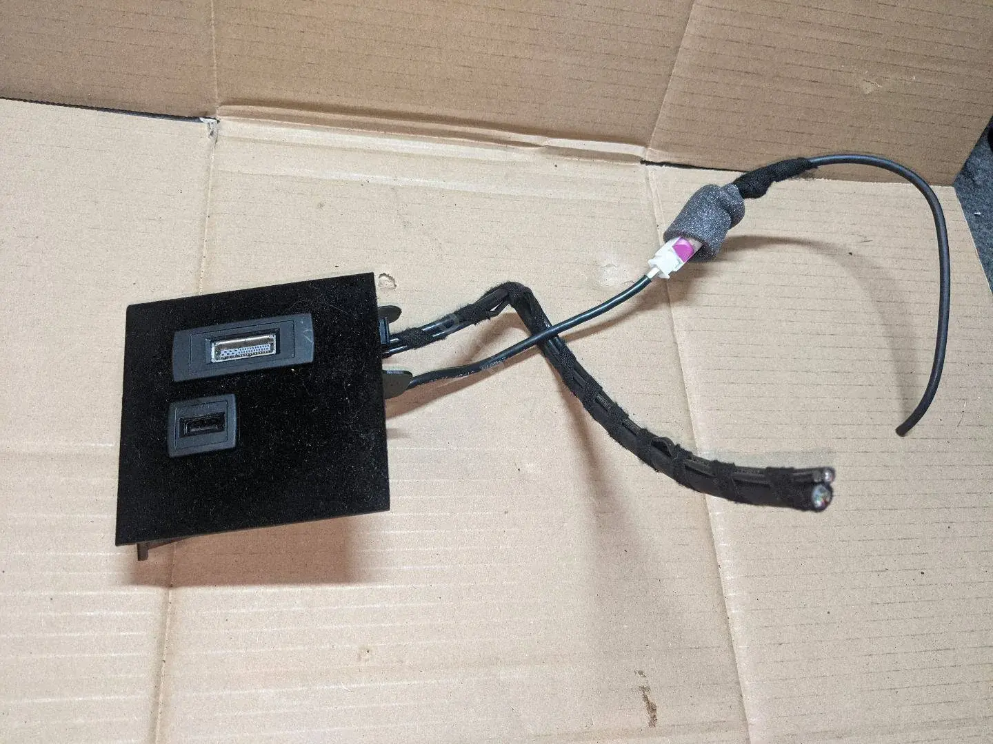 Разъем AUX / USB A2128210911