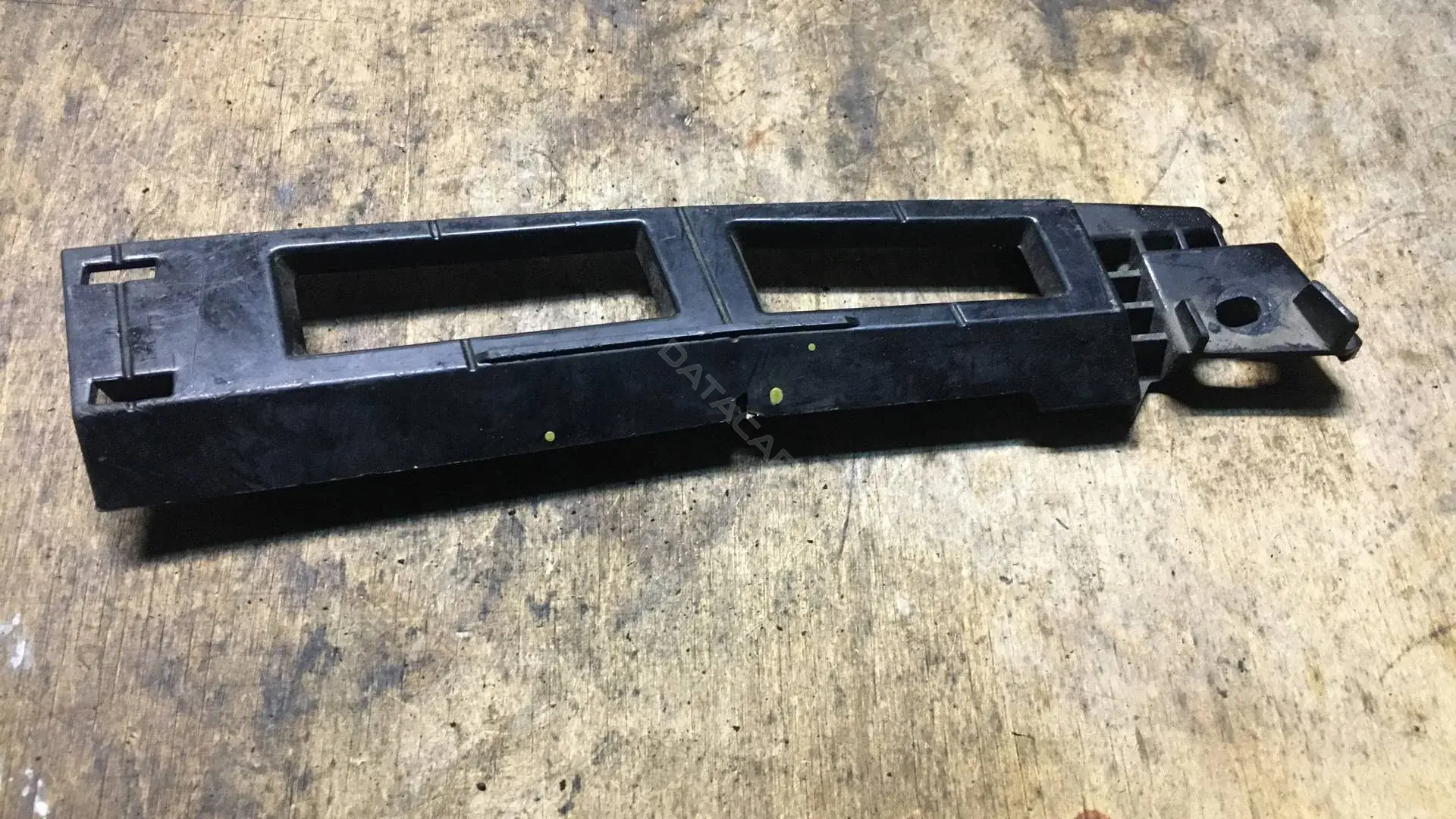 Кронштейн-направляющая бампера 7226937