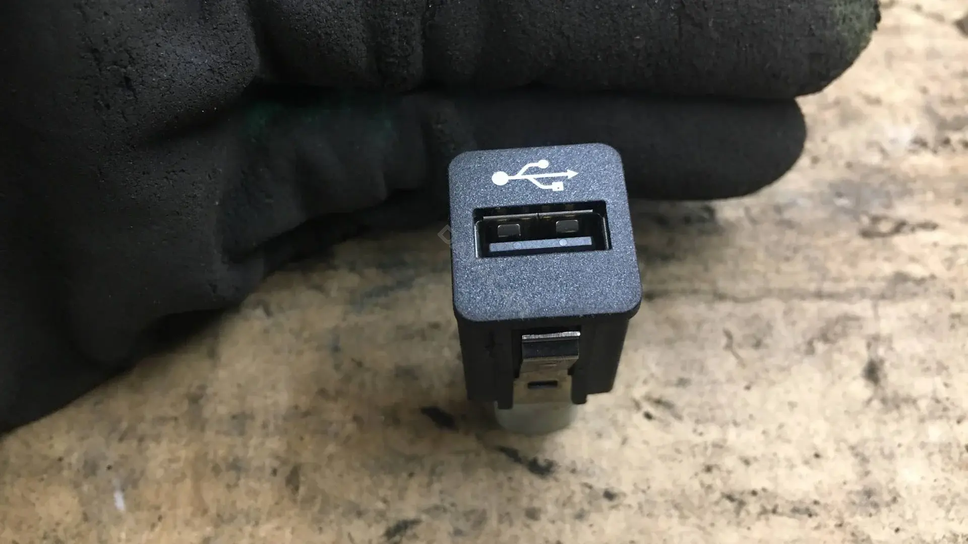 Разъем AUX / USB 9237656