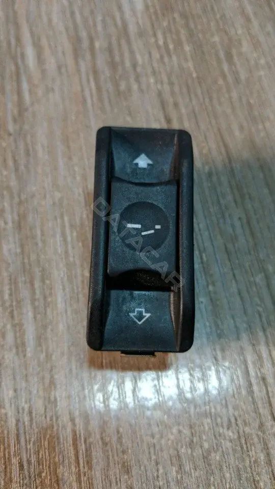Кнопка открывания люка 61316907288, 61318352182, 61318368912
