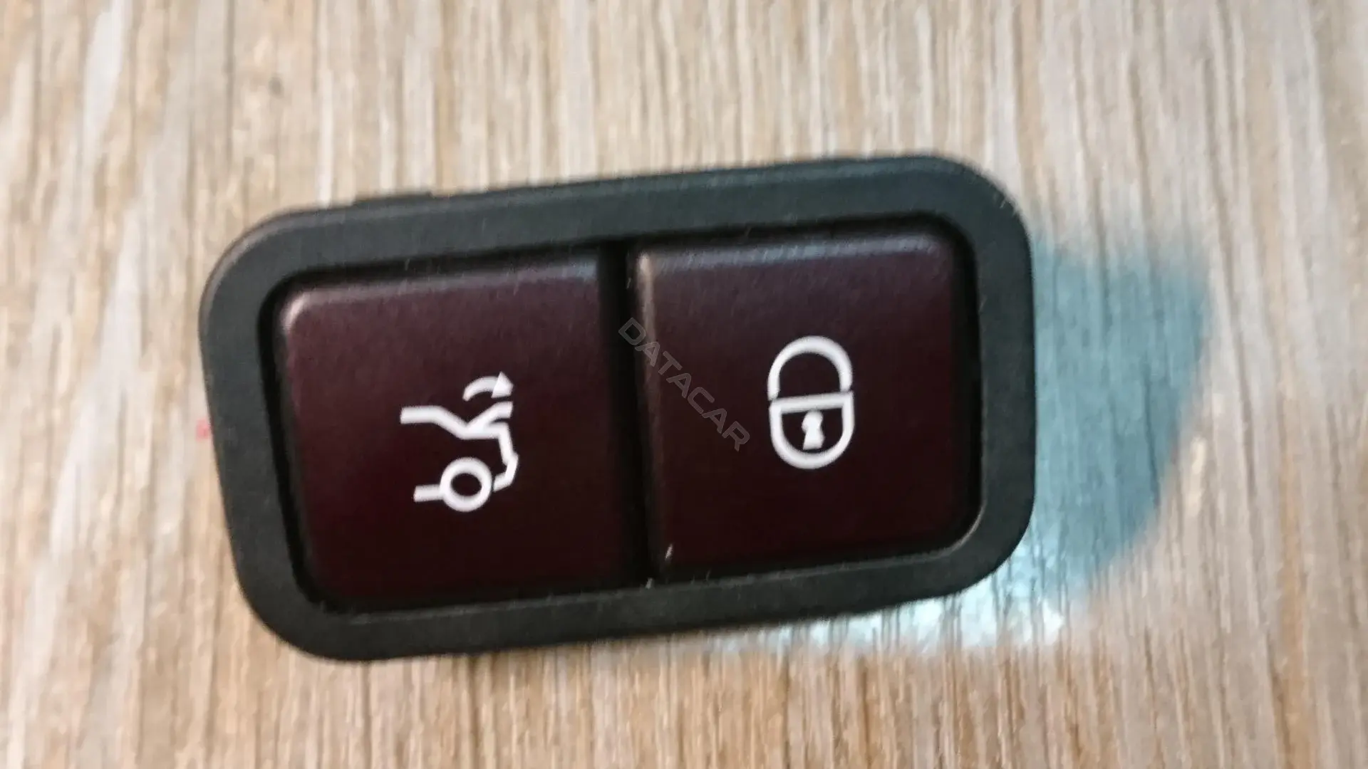 Кнопка крышки багажника A2208211479