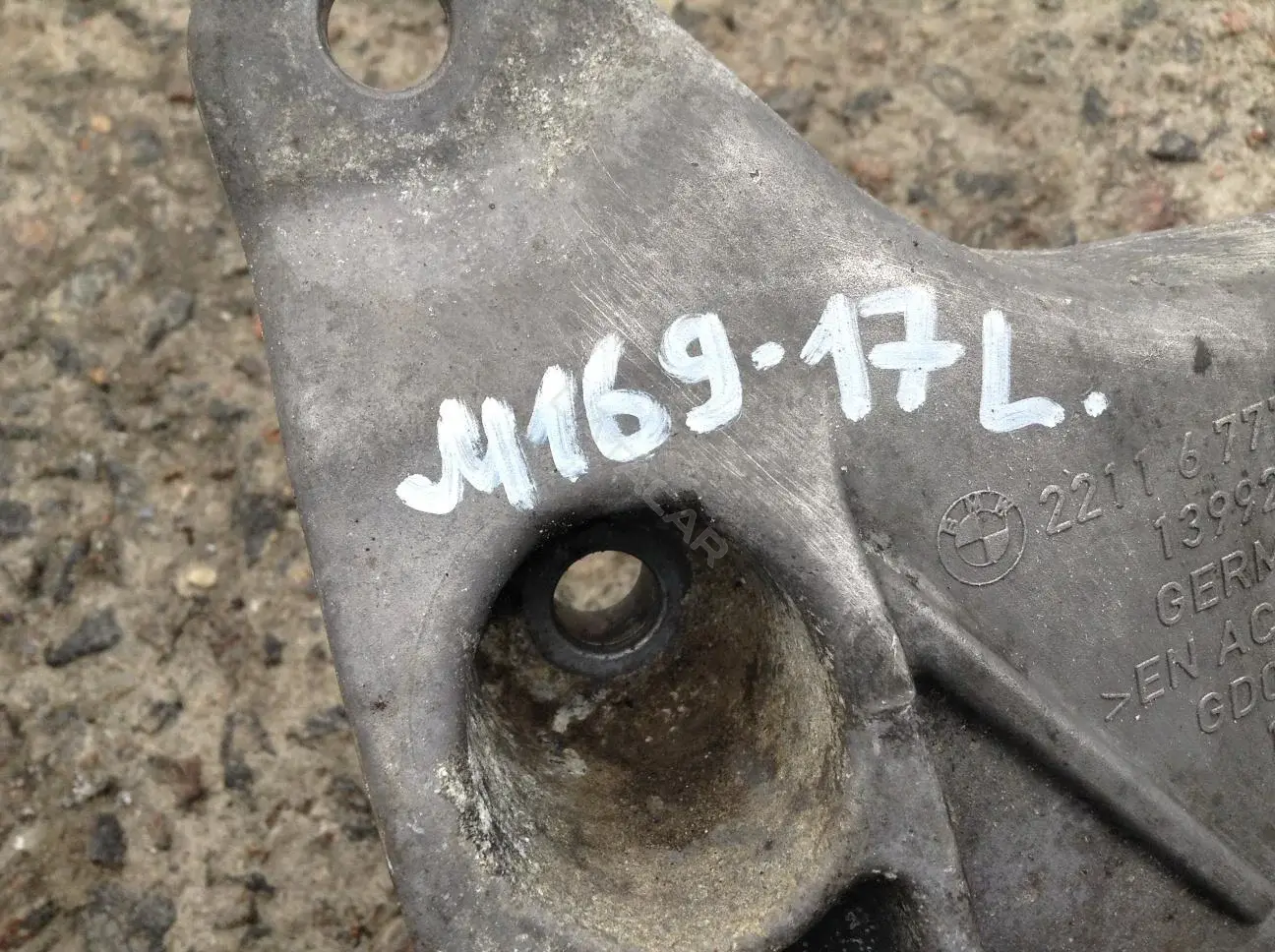 Кронштейн двигателя 6777605
