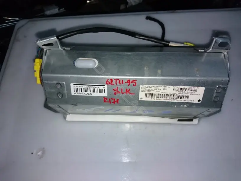 Подушка безопасности A1718600305
