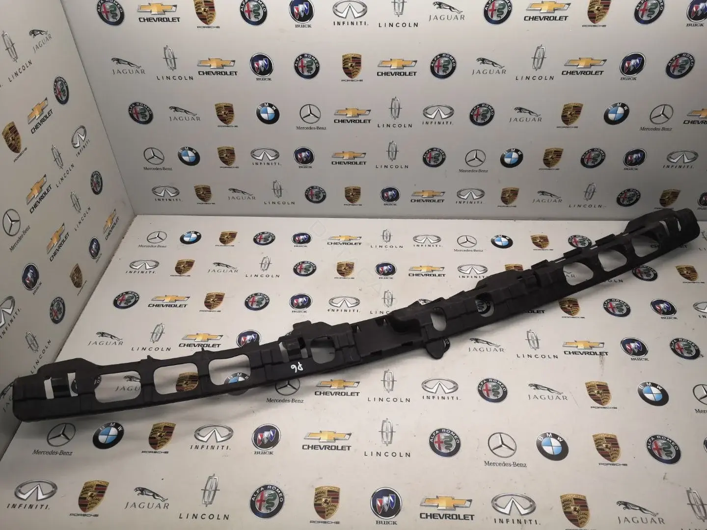 Кронштейн-направляющая бампера 7P5807863