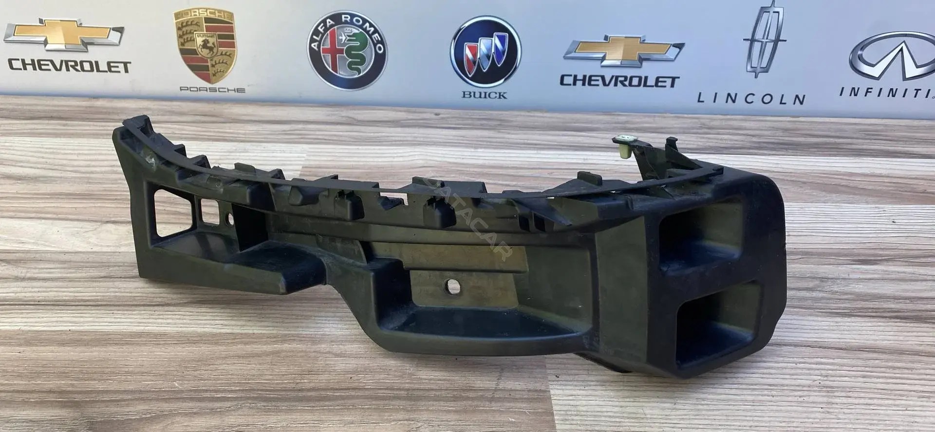Кронштейн-направляющая бампера 7P5807393