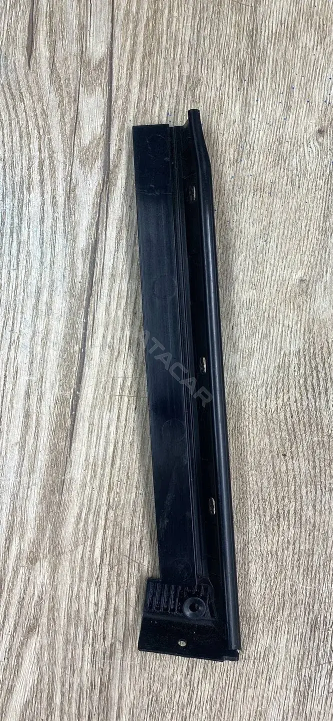 Молдинг двери FR3B6302564