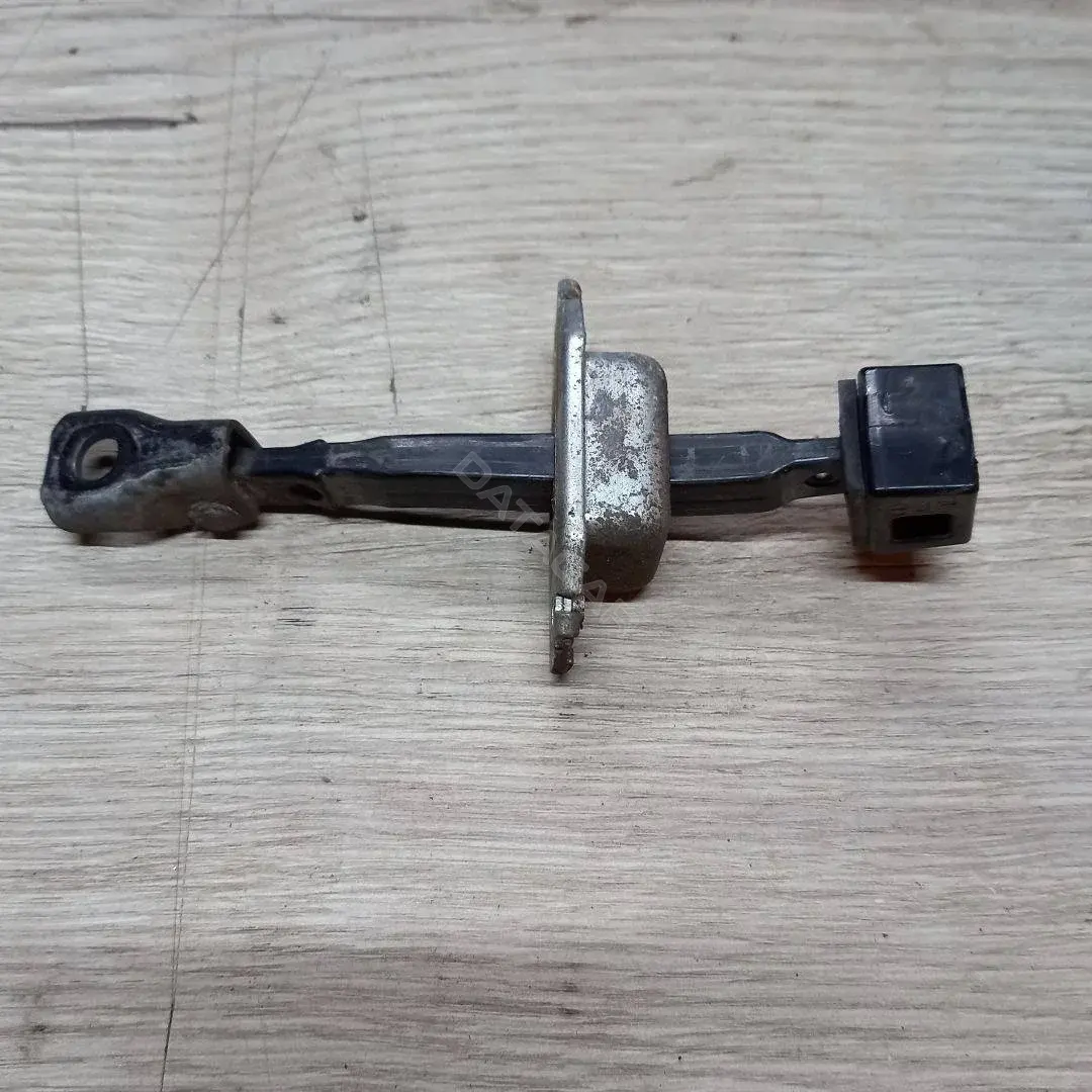 Ограничитель двери MR587946