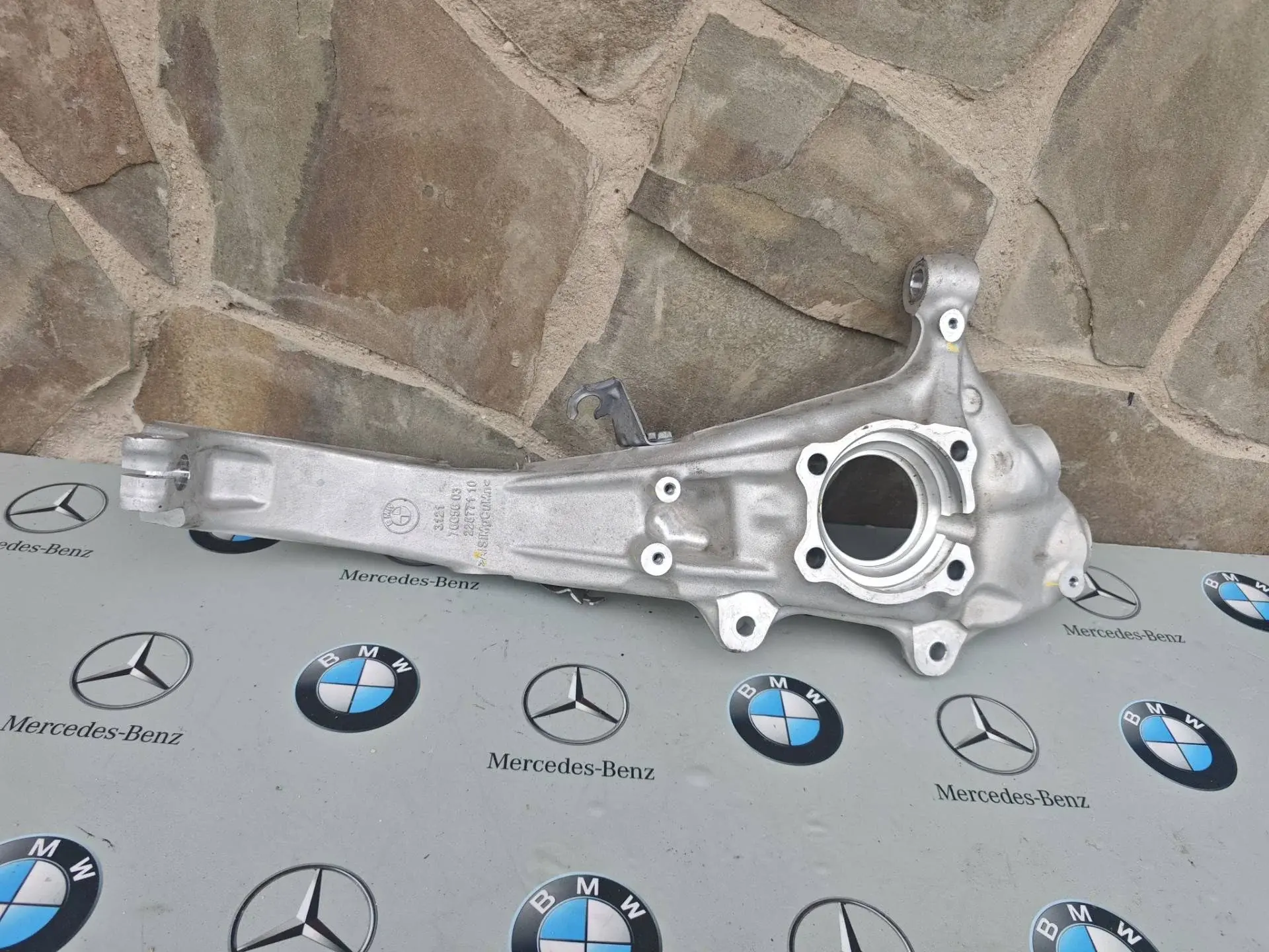 Поворотный кулак 6876656