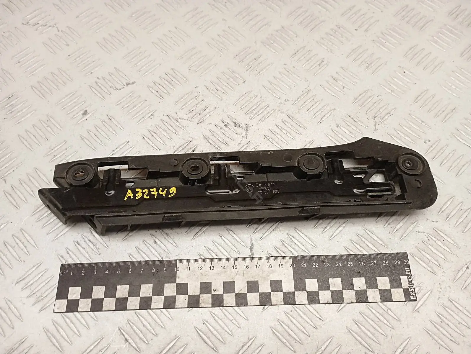 Кронштейн-направляющая бампера 1T0807049, 1T0807935, 5504009545931P