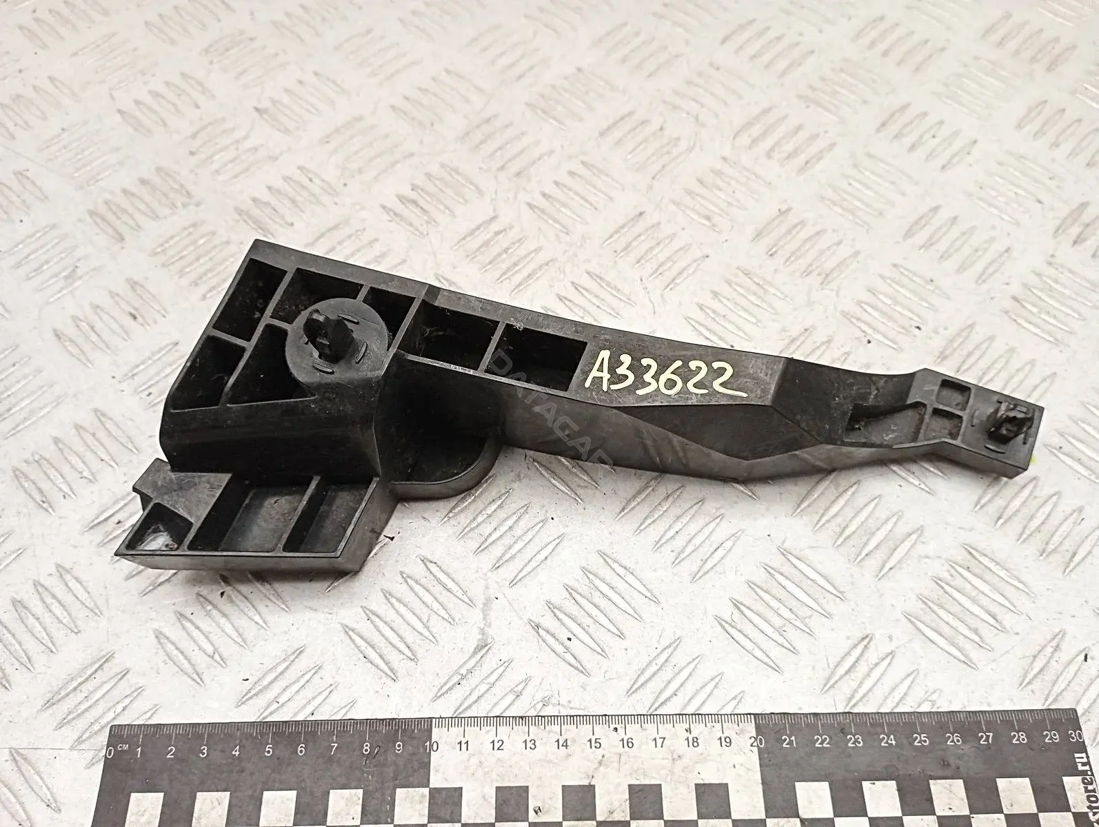 Кронштейн-направляющая бампера 1YOU0