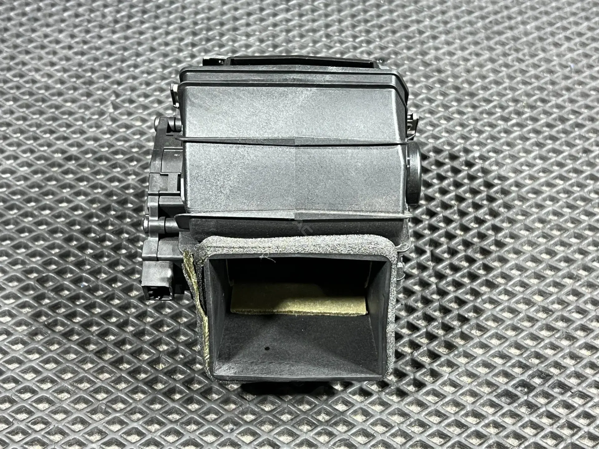Дефлектор обдува салона GX63018B09A, GX63018B09AB, T2H23875