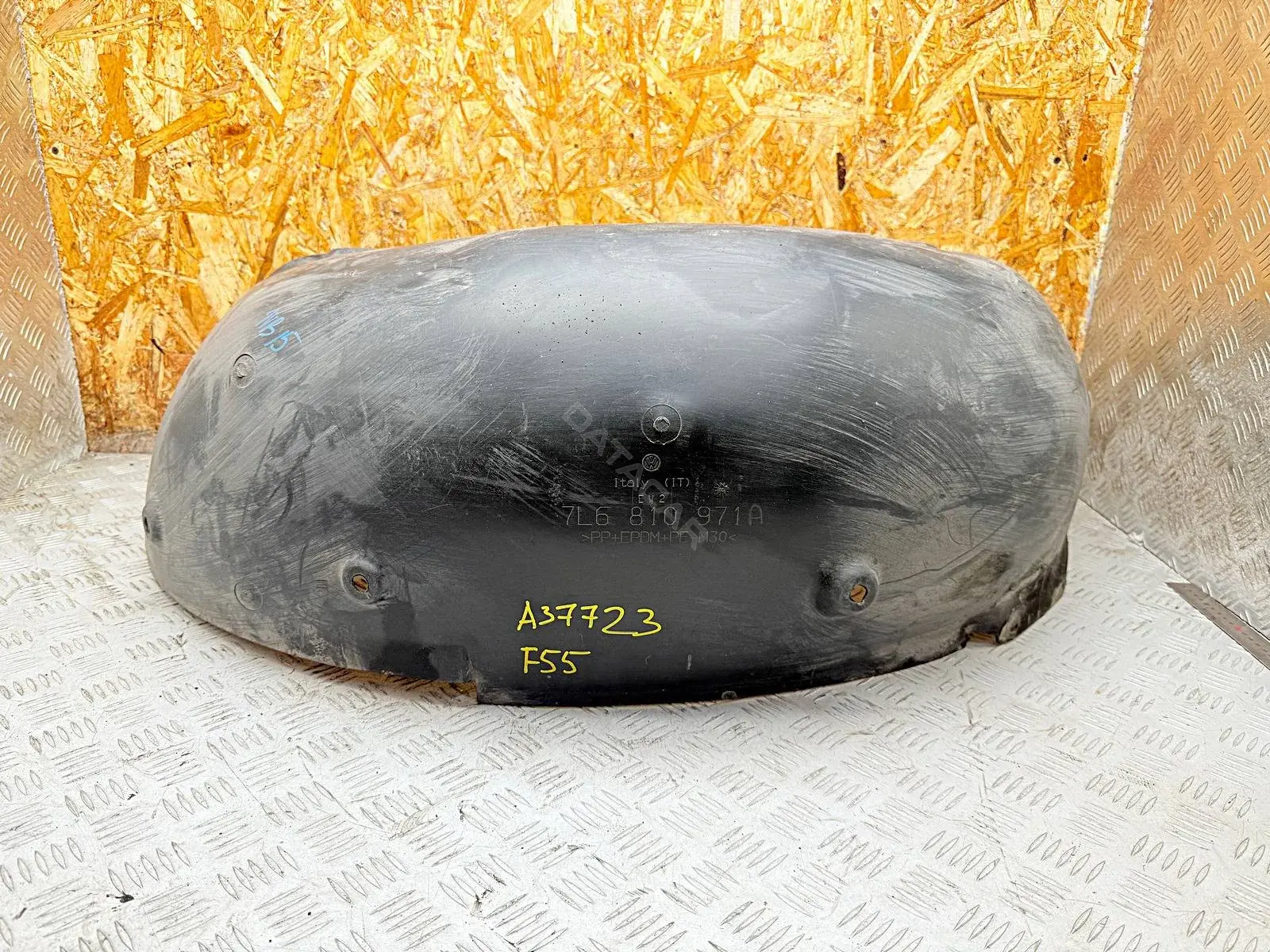 Подкрылок 7L6810971A