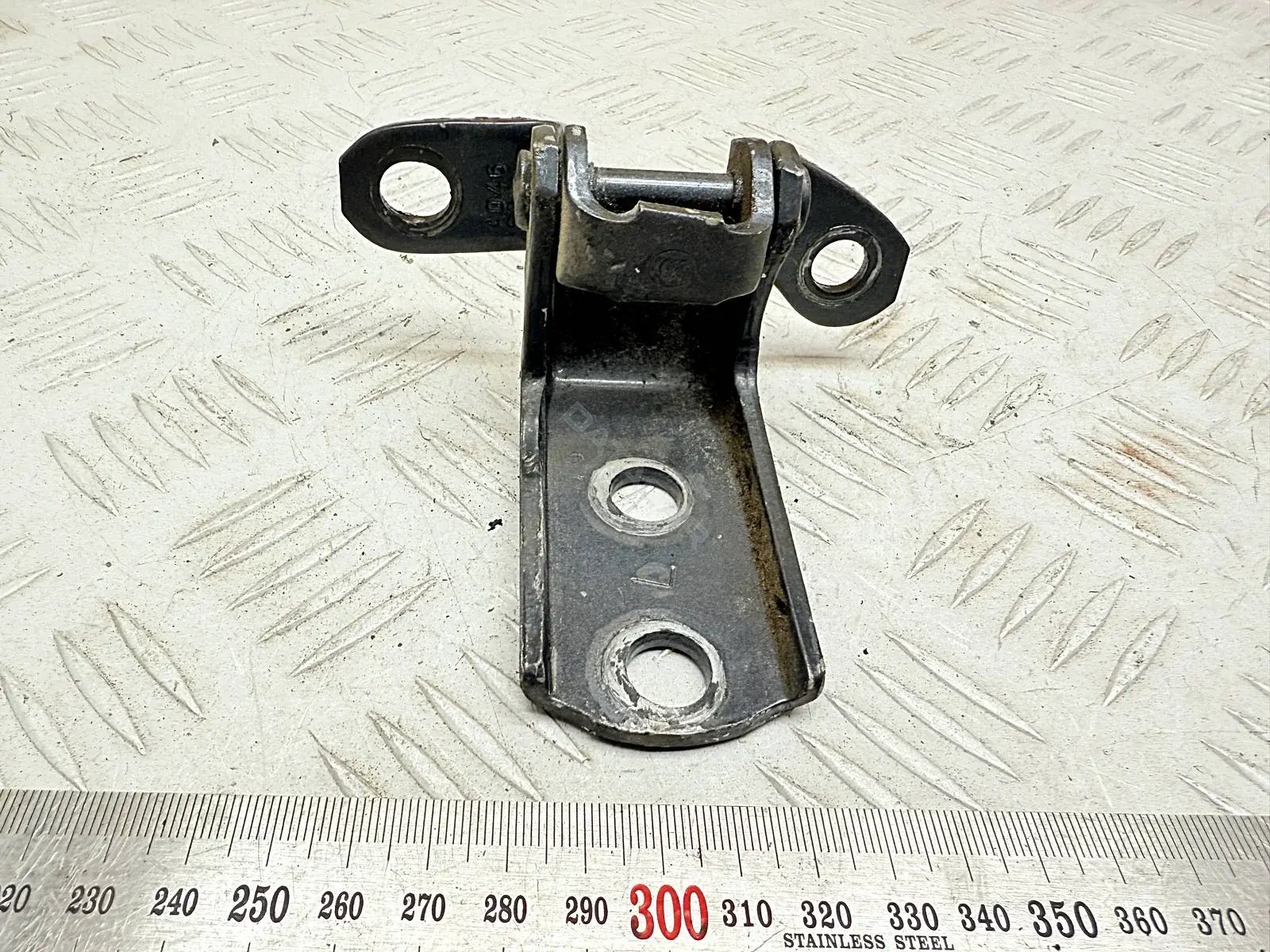 Петля двери 6878052031