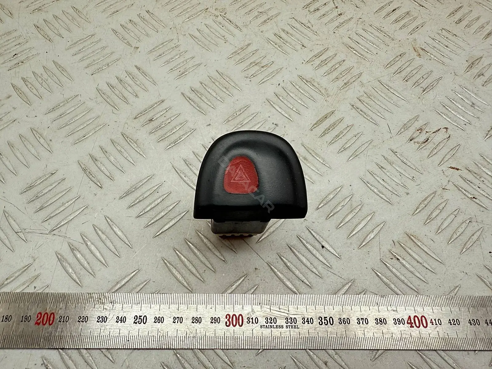 Кнопка аварийки 841043, 841043B