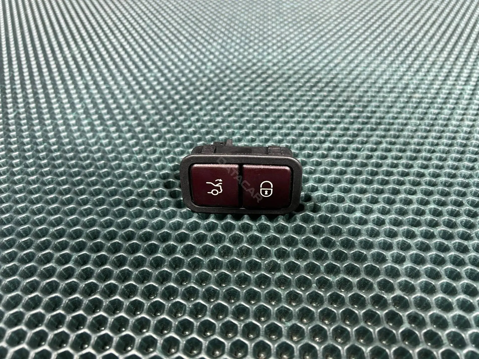 Кнопка крышки багажника A2208211479