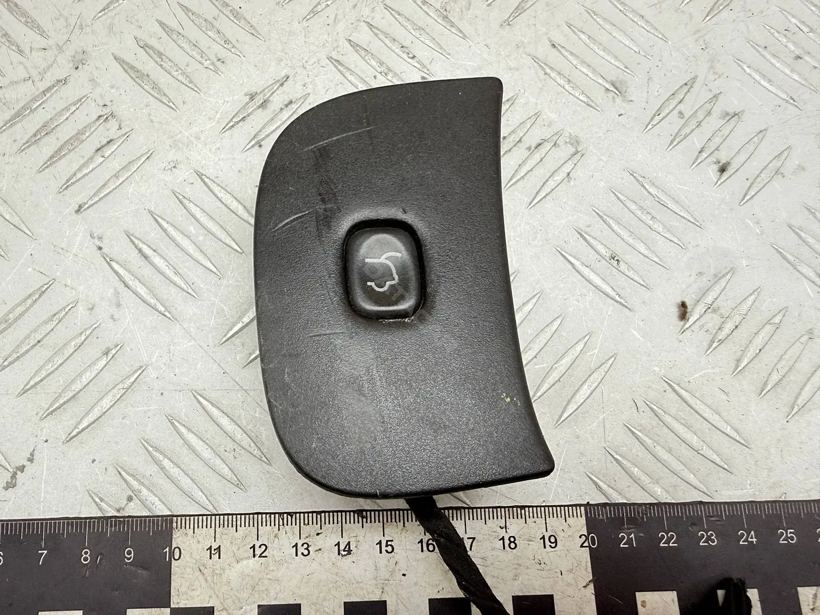 Кнопка крышки багажника 1WN68TRMAB, M0A15697AA