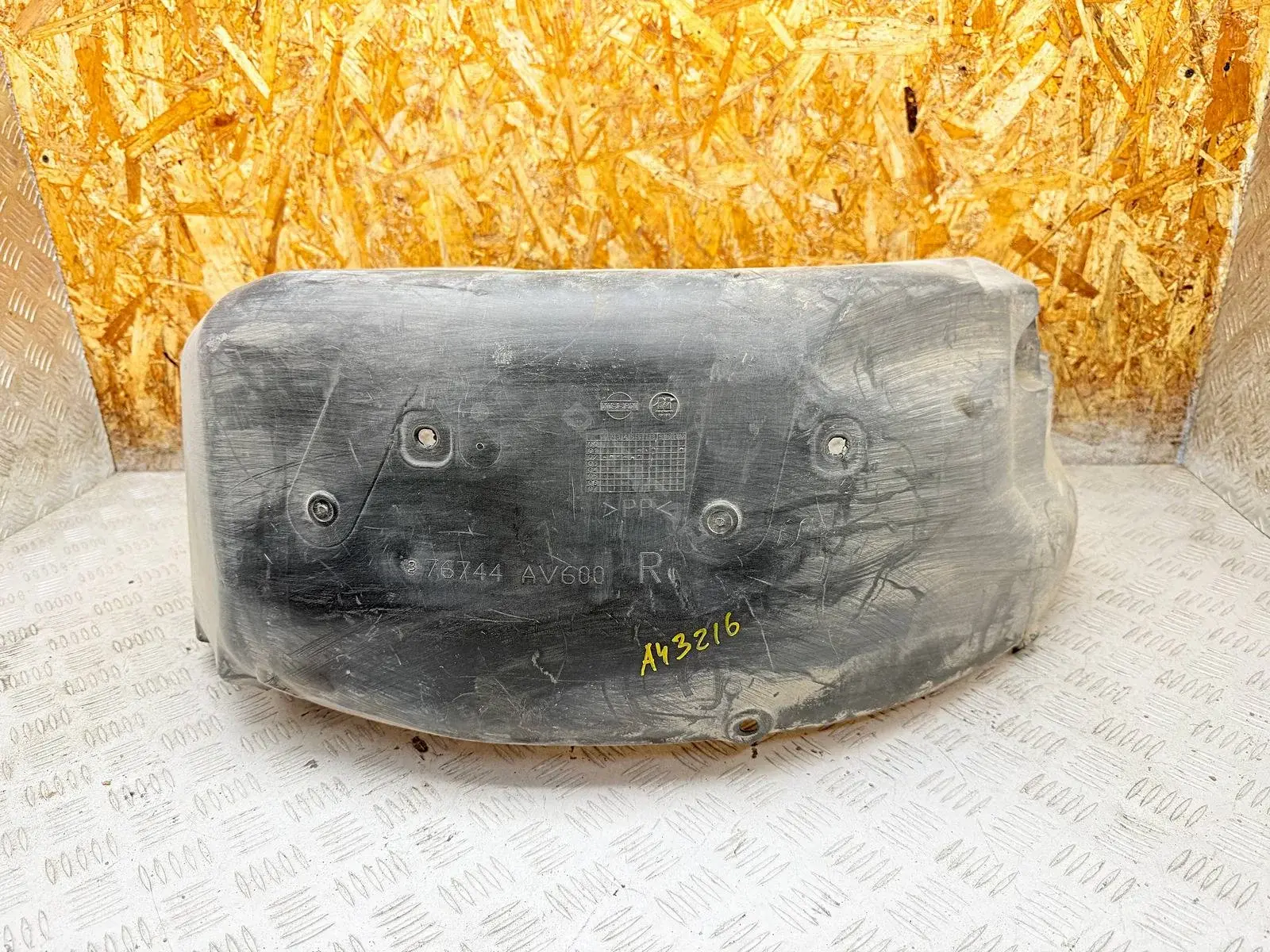 Подкрылок 76744AV600
