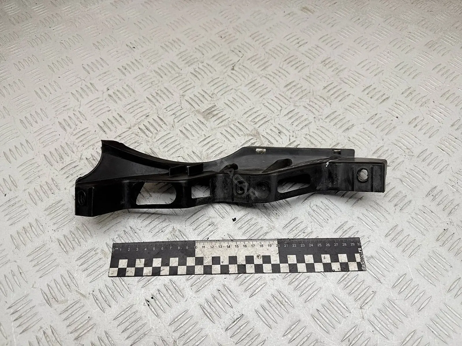 Кронштейн-направляющая бампера 05322381, 141CE3004, 3C0807889