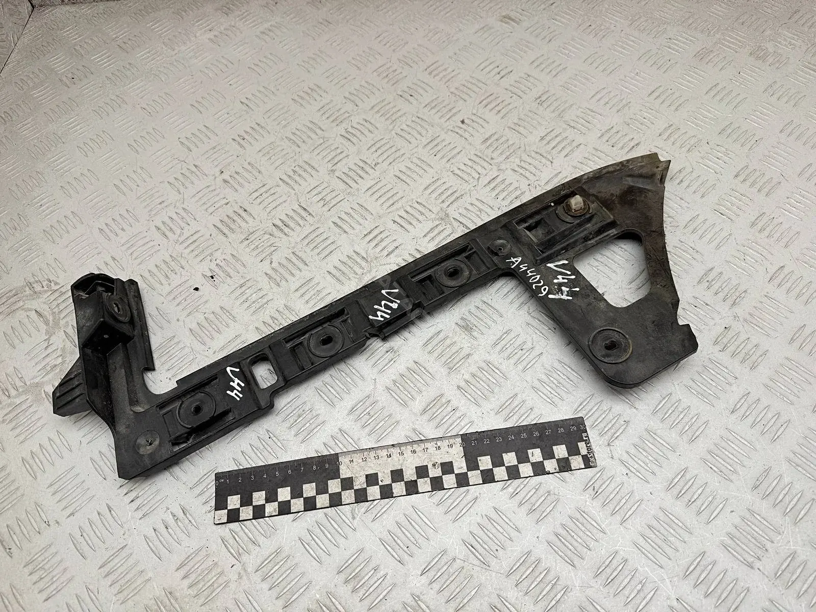Кронштейн-направляющая бампера 3C9807393