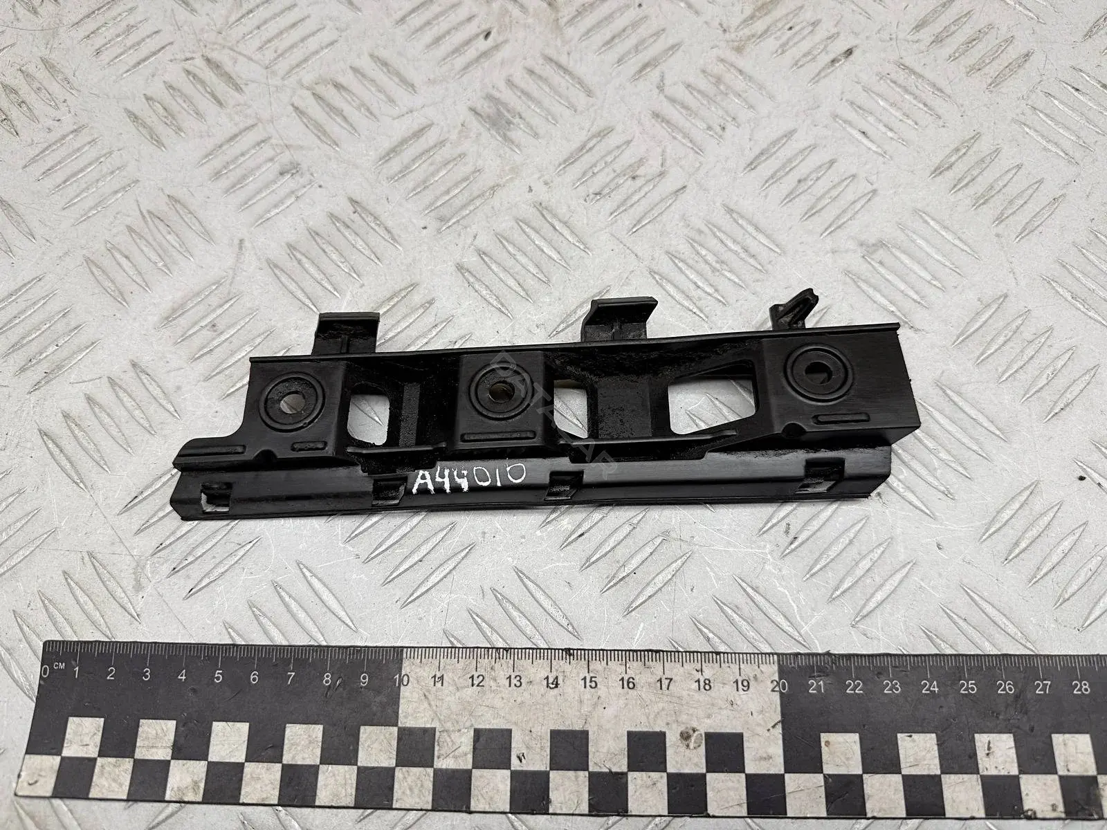 Кронштейн-направляющая бампера 00X10661, 100A10449, 115556