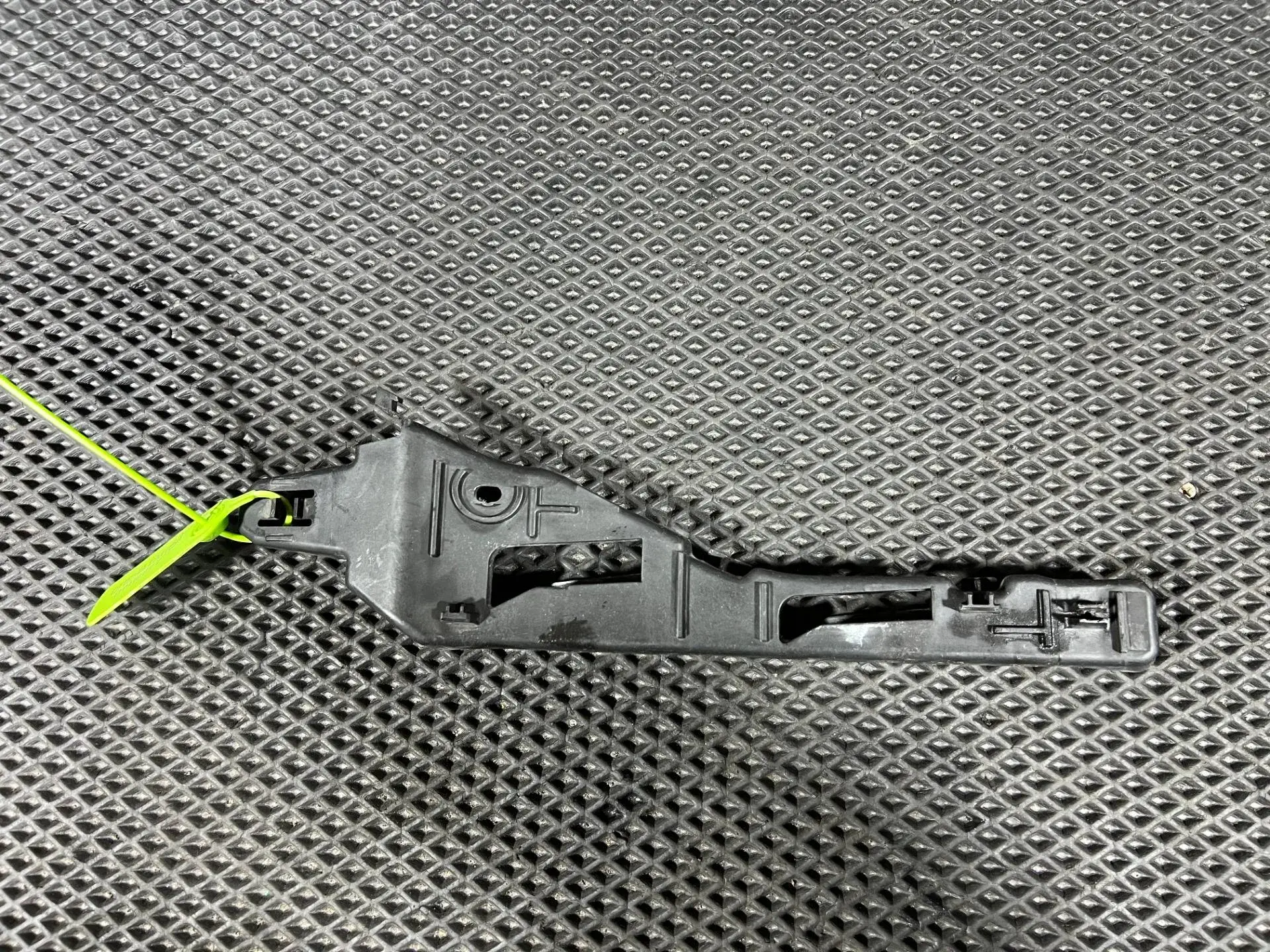 Кронштейн-направляющая бампера 7P5807050