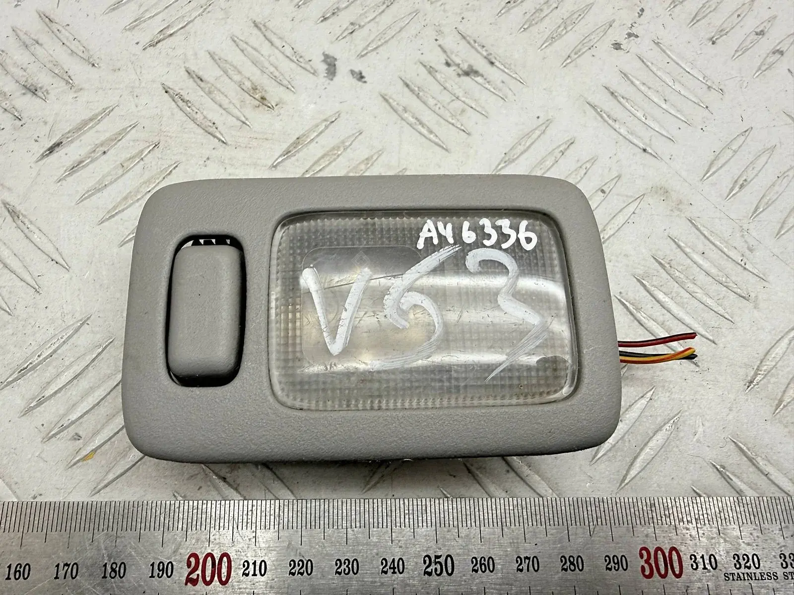 Плафон освещения салона MR330450