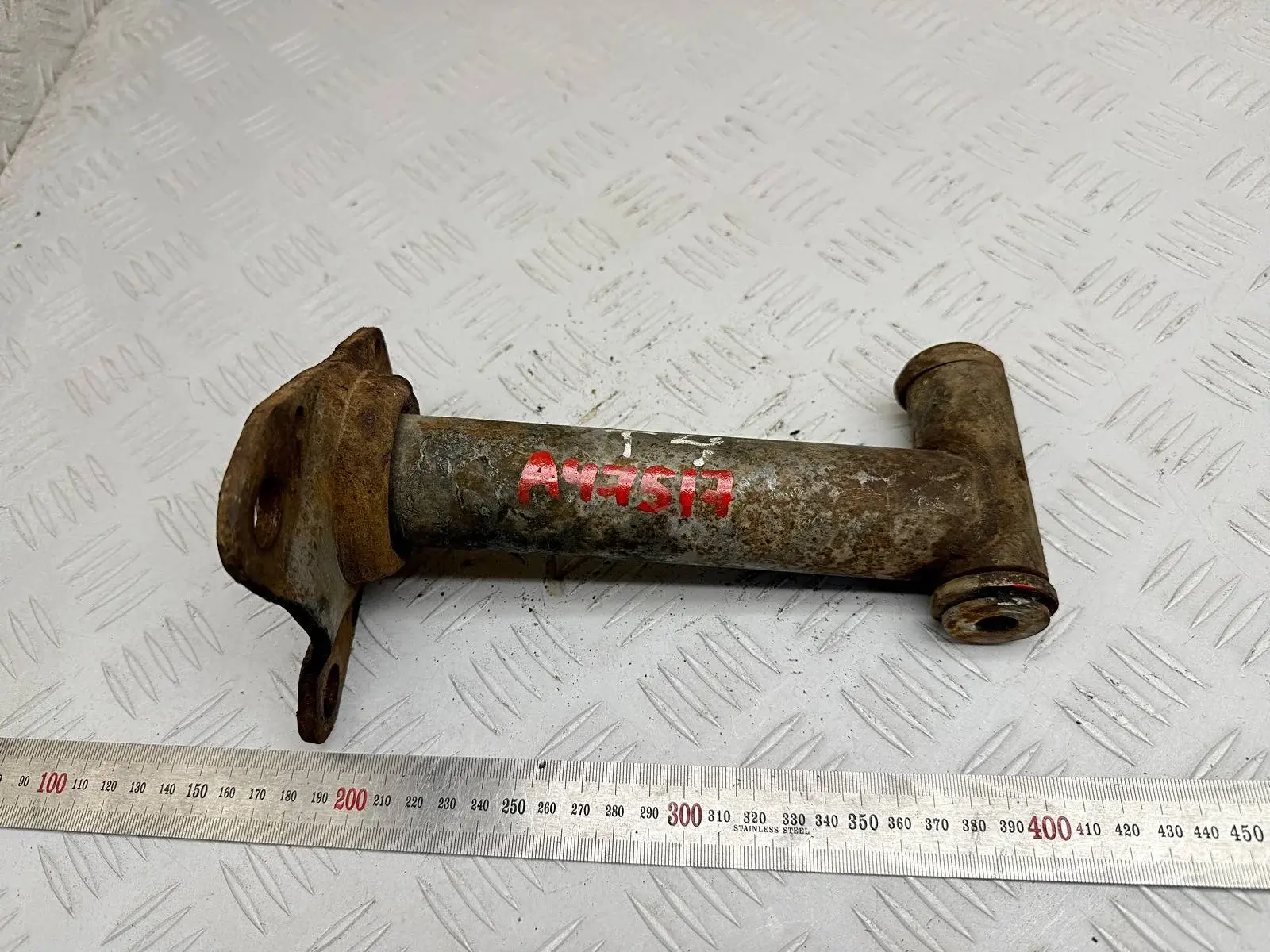 Кронштейн-направляющая бампера 4B0807134B