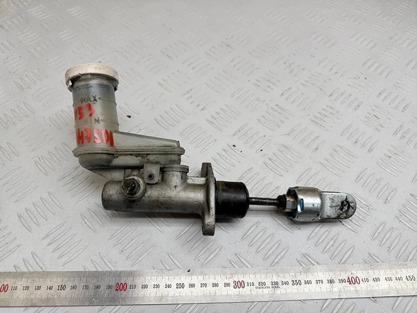Главный цилиндр сцепления MR374858