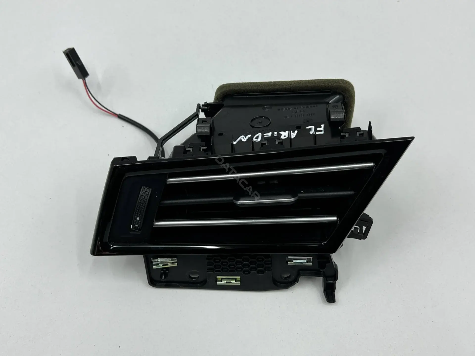 Дефлектор обдува салона 3G1819701