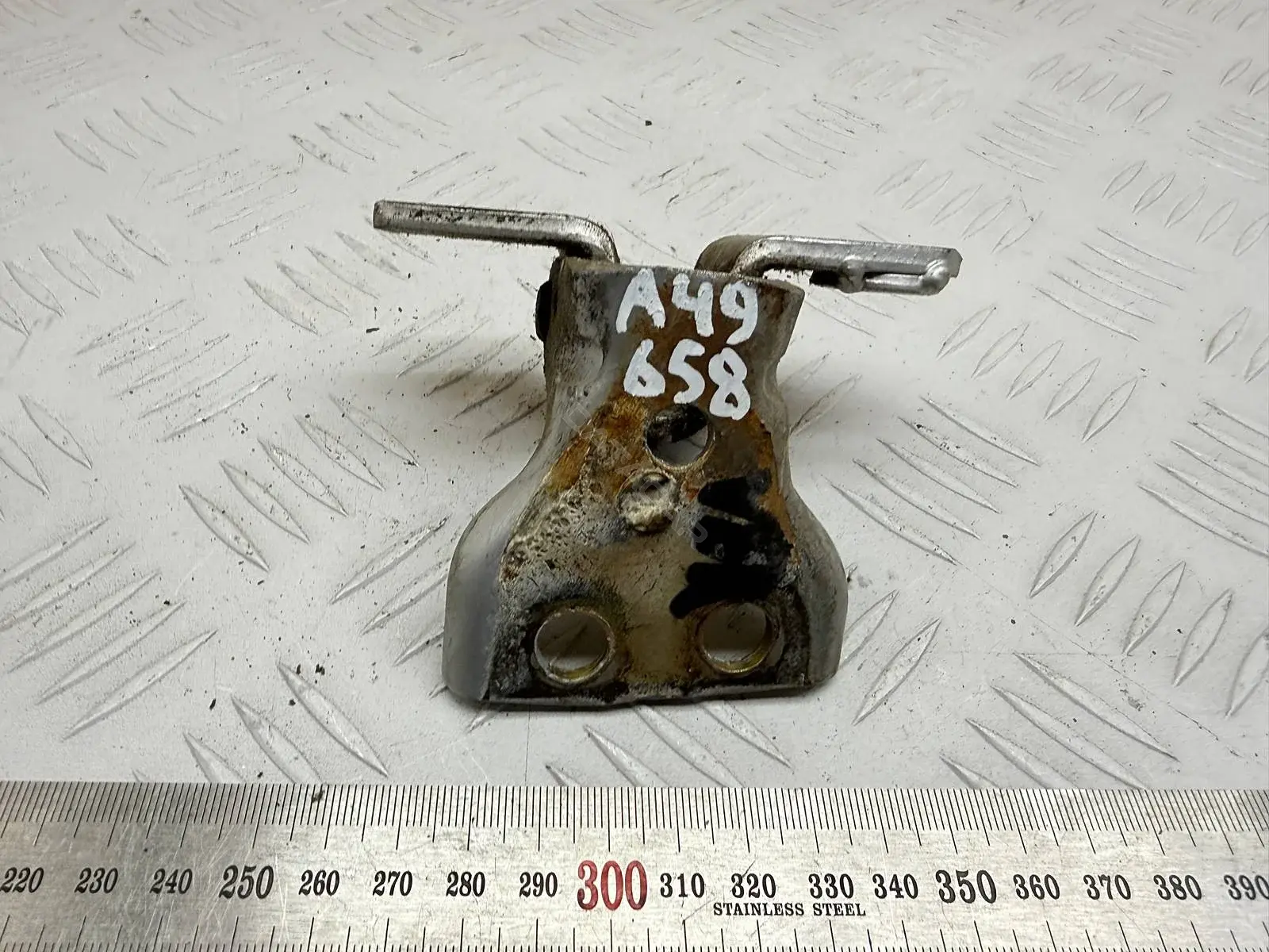 Петля двери MR220211